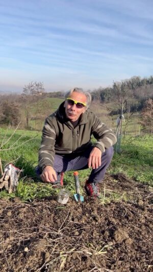 Giovanni Storti Instagram - Buono questo terreno sano!🤣🌱

#giovalovesnature #giovalovesnaturearoundtheworld #giova #nature #forzadellanatura #giovacuriositàeconsigli #giovasolutions #giovannistorti #salutedellaterra #terreno #biodiversità #naturelovers #beautifulnature