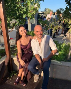 Giray Altınok Instagram - Mami'ciğimiz ve Damla'cığımız evlendi. Biz de sağda solda fotoğraf çekildik. Napcaktık?
#düğüncülük 🍸🤵👰