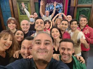 Giray Altınok Instagram - Dün yılbaşı özel bölümümüzü çektik. Şu kadarını söyleyeyim süprizlerle dolu, lokum gibi, umut dolu, ışıl ışıl bir bölüm oldu. Geçecek bu günler.
Beraber de güleceğiz.
Canım ekip, öperim♥️🙏
#güldürgüldürshow