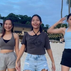 Gisele Chiam Instagram - shell yeah! 🐚🌊

swipe to the end to see our fire dance🔥
•
•
•
•
•
#GiseleChiam #詹欣萱 #teenactress #teenperformer #teensinger #teeninfluencer #beach #beachday #schoolholidays