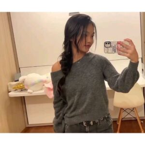 Gisele Chiam Instagram - 💇🏻👩🏻Side part moment...
.
.
.
.
.
#GiseleChiam #詹欣萱 ＃teenactress #teenperformer #sideparting #trendingreels #funvideos #teentrends #teenhairstyles #GiseleChiamLookbook #sidebraids #mediacollaborations #teeninfluencer #fashioncollaboration #teenstyle