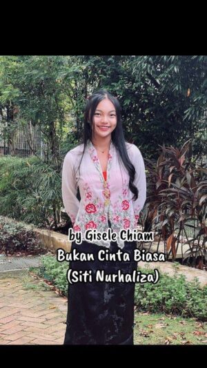 Gisele Chiam Instagram - 🎤With Hari Raya Puasa just round the corner, I decided to sing a Malay song:
< Bukan Cinta Biasa > by Siti Nurhaliza
@ctdk

I do not know the language & I just learnt the song, so please pardon me if my pronunciation is not too accurate 🙏🙏.

Hope you like it!😚

Wishing all my Muslim friends : 
💚'Selamat Hari Raya Aidilfitri' 💚

Music video is also available on my 🔗YouTube Channel: <Gisele Chiam >
https://youtu.be/F_FmWd8xTaM?si=XBNhVSwzaSDOn3nm

OR 
Link in Bio : @gisele_chiam_gigi 

.
.
.
.
.
.
.
#GiseleChiam #詹欣萱 
#teenactress #teensinger #teenperformer #bukancintabiasa #sitinurhalizacover #trendingmalaysongs #bukancintabiasasitinurhaliza #musicartiste #songcovers #sitinurhalizabukancintabiasa #popularmalaysongs #popularindonesiansong
#musicvideos #collaborationswelcome  #teeninfluencer #musicproductions  #supportlocaltalents #trendingreels  #recordingcompany  #sgmusicartise #sglocaltalents  #youngtalents #popularsongs  #lovetosing #sglocalartiste #sgyouthtalent