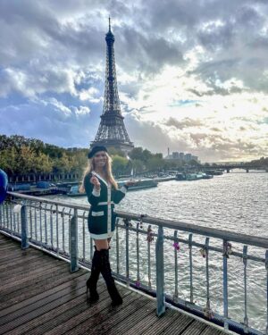 Gisele Mayordo Instagram - Bonjour Paris! Mon cœur t'appartient. 💝🫰🏼🇫🇷