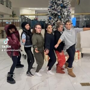 Gisele Mayordo Instagram - A very merry christmas mess! 😹💝🫰🏼 I do love my girls though!! 💝💝