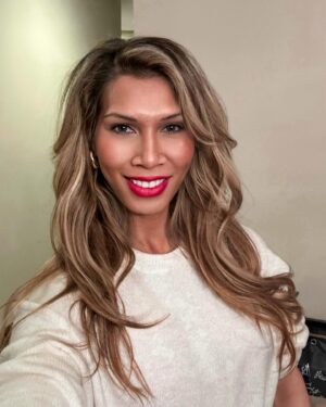 Gisele Mayordo Instagram - Alright, pink or red lips?? 🤔🤷🏼‍♀️