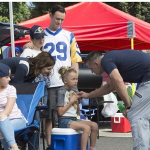 Giselle Eisenberg Instagram - #FBF to the @lifeinpiecestv episode at @rams game 🏈 where @kurt13warner took my bear!!!!! 😳 #goodtimes #thiscast