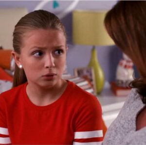 Giselle Eisenberg Instagram - What’s your favorite #AnnaKat moment from this past Wednesday’s #AmericanHousewife episode?
1) Miss Popular bejeweled in friendship bracelets  2) Why is everyone looking at me?  3) That’s just Kat-Kat!!! 4)How do I get back to Pre-Booger Paris?? 5)Mama love
