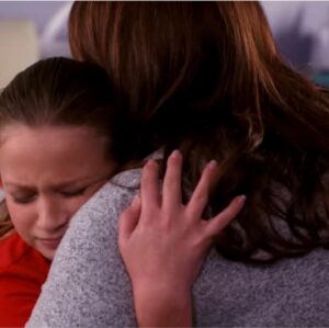 Giselle Eisenberg Instagram - What’s your favorite #AnnaKat moment from this past Wednesday’s #AmericanHousewife episode?
1) Miss Popular bejeweled in friendship bracelets  2) Why is everyone looking at me?  3) That’s just Kat-Kat!!! 4)How do I get back to Pre-Booger Paris?? 5)Mama love