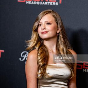 Giselle Eisenberg Instagram - The best time at #secrethqmovie Premiere. Thx for having me ♥️♥️♥️ #paramountplus See it Aug 12!! So great to meet @abbyjameswitherspoon and @momonatamada - We did pretty good in our heels!!! 👠