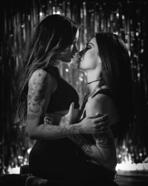 Giul Abreu Instagram - Quando só de amar, já é resistir.
•
28 de junho, dia do orgulho imenso em ser LGBTQIA 🏳️‍🌈
📸 @redzone.studio 

#lgbtq🌈  #casal
