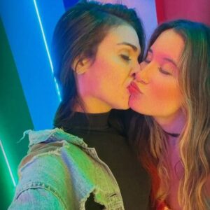 Giul Abreu Instagram - No Brasil, país que mais mata LGBTQIAP  no MUNDO, amar uma mulher é um ato de revolução. E eu te amo muito, a beça demais, minha mulher 🩵🏳️‍🌈 #diadoorgulholgbt