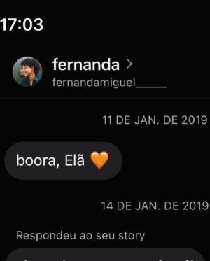 Giul Abreu Instagram - Junho, 2018

Das últimas páginas que precedem os maiores começos, conheci Elã. Não sabia que por onde eu fosse, estava fadada a tê-lo comigo. E eu que nunca quis andar sozinha.

Janeiro, 2021

A Rai ignora pela primeira de três vezes um convite para gravar um feat. O projeto que não nasceu, havia acabado de também não caber na vida da generosidade que anda, chamada Fernanda. Gosto de inventar que o motivo é o desalinho afetivo dela com o cajon. Admirei a crença em silêncio por algum tempo. 

Fevereiro,2024.

A gente já dupla de tudo, fingindo costume com os meses que passaram, e a estranheza com o mundo que persistia em pairar no ar desde o retorno do Marrocos.  Sensação de não pertencimento. Frequência errada, estação errada, roupa errada, mas pelo menos tem feijão, tem Judite e Madalena, tem lar Mirassol. A gente tinha uma a outra, pouco podia ser maior. Não há mensagem ignorada ou que não chegue entre nós. E teve a Renata. Que me levou a procurar Fernanda. Não, elas não se conhecem. 

Janeiro,2021.

Coluna operada, hiato. Pandemia e luto de pai, tentativa e erro. Solidão a beça, por definição. Então, produzir, compor, gravar, esperar, chorar, ajudar de casa. Agora que arque com a produção, composição, gravação, com a espera, com o choro e com a ajuda. Com a casa lotada de hiatos. Nada. Nada não. Teve a Fernanda comigo, na única live que produzi durante a pandemia. Sem cobrar nada além de uma garrafa d’água para acontecer. 

Fevereiro, 2024

“Giul... lembra do que conversamos na redzone ... ‘aquilo que a senhora cuidou, se empenhou, se esforçou, em MAIO será a hora da colheita’ Escuta seu coração sempre, essa é a maior e melhor bússola!
Aproveite todas as oportunidades que sentir que serão boas pra vc. Bju da Renata”. Rai que prometeu nunca soltar, apertou. Cumpriu, ouviu, aprendeu, esperou… esperou bem mal, mas o resto, tirou muita onda.

Maio 2024

Elã na @smallriders.surf, dia 25 - o show feat Fernanda Miguel, a mina que dirigiu e precedeu nosso acontecimento.

Eu não faço a menor ideia se constou nos astros, signos, búzios, se li num anúncio, se vi no espelho, se tava lá no evangelho ou se garantiam os orixás. Serás Elã, meu amor e minha paz.