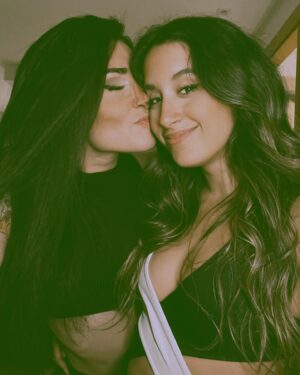Giul Abreu Instagram - No Brasil, país que mais mata LGBTQIAP  no MUNDO, amar uma mulher é um ato de revolução. E eu te amo muito, a beça demais, minha mulher 🩵🏳️‍🌈 #diadoorgulholgbt