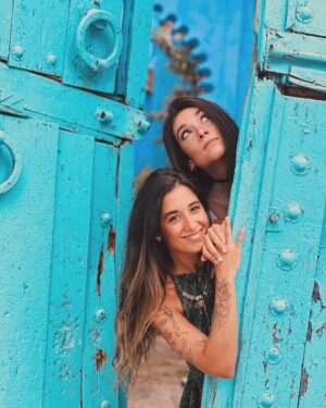 Giul Abreu Instagram - Vai que vocês não me reconhecem mais por aí? Um TBT cheio de azul e marrom em Chefchaouen (Marrocos 🇲🇦) com a minha rainha 👑 @euraiii 

#marocaine🇲🇦