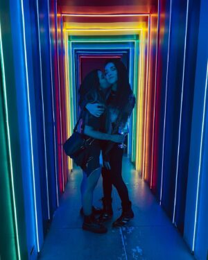Giul Abreu Instagram - De chamego em chamego, eu tive a sorte do amor tranquilo. 
Juntas - por todas as manhãs de calmaria que somos e pelas madrugadas de mãos dadas que virão. 

#lgbt #loveislove