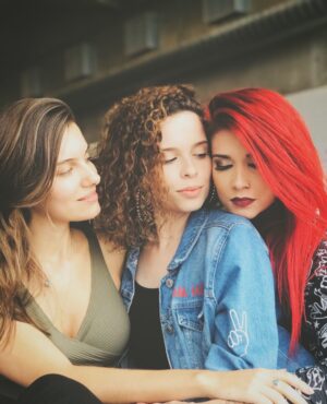 Giul Abreu Instagram - Manu, Raphaela e Nina: Obrigada pelo tanto! 
A Webserie Magenta foi indicada em 4 categorias no @riowebfest - o MAIOR festival de séries do Brasil:
•Melhor série brasileira •Melhor elenco de drama •Melhor roteiro de drama •Melhor trilha sonora

@linhaproducoes @soaresthaiane vcs mudaram tudo❤️ obrigada por isso