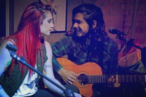 Giul Abreu Instagram - "Por onde for, quero ser seu par..." Somos parte dos Novos Brasilianos... um movimento musical que é de enobrecer a alma de qualquer um! Busquem a página e aos nossos irmãos musicais! Eles são a coisa mais incrível do meu planeta @novosbrasilianos 
Toda honra à essa bandeira linda ali no cantinho 🖤🏳️‍🌈