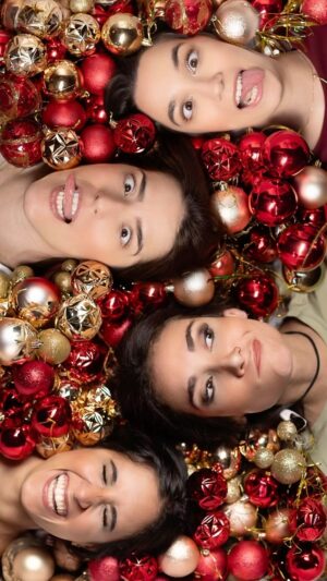 Giul Abreu Instagram - Que esse Natal seja capaz de ser lembrado com nostalgia por todos! 
Mas que as pessoas LGBTQIA , que ainda sentem a dor de não se encaixar ou de não pertencer, possam encontrar pessoas com o verdadeiro espírito natalino pra transformar antigos traumas em novas lembranças de sorrisos sinceros, olhares amigos e abraços quentinhos!
Esses são os votos da família Um Quarto!! (Bem tradicionalzão, pois estamos criando nossa tradição de natal, do jeito que a gente quiser! Bem tradicional… ou não!

Produção: @redzone.studio 

#natal #feliznatal #lgbtqia #casallesbico #lesbicas #lesbians