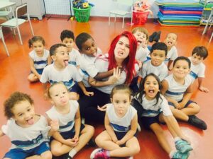 Giul Abreu Instagram - Velha infância. 🌻

Fácil? Não é. Mas... Ser professora da Educação Infantil mudou meu mundo e minha percepção sobre evolução. Isso mesmo. Evolução. 
É incrível o poder de transformação do ser humano... Em questão de dias eles incorporam hábitos, absorvem teu jeito de falar, assimilam conceitos de difícil explicação ( vai explicar para uma criança de 4 anos o que é o número zero ou de onde vem toda aquela água que cai do céu com a chuva, sem que eles tenham noção de palavras como "evaporar"👌🏼 ) e acima de tudo, o quanto eles fazem você se reinventar a cada dia. 
Por 5 anos lecionei aos maiores com foco em Prova Brasil, correções de trabalho de casa, redações e afins.. Do nada me pego amarrando 25 pares de cadarços, com tinta guache entranhada nas cutículas e muitos narizes escorrendo... Foi um baque dos grandes. Mas quer saber? Eles andam me fazendo vestir meus melhores sorrisos. 
#EscolaMunicipalDalilaTavares #TiaGiul