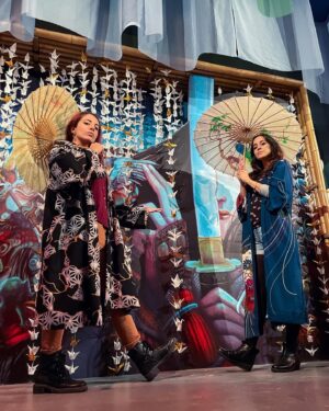 Giulia Bersani Instagram - Sono stata alla mostra ‘storie delle donne samurai’ da Tenoha!
Molto carina, è piena di scenografie colorate dove fare foto e ci sono sparse qua e là un po’ di storie sulle donne samurai, appunto.
La cosa migliore è che è gratuita! Ho apprezzato tanto!

#tenoha #japan #samurai #kimono