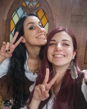 Giulia Bersani Instagram - Che dire, questa foto risale al 1 Marzo del 2022, quando è stata scattata non si poteva mostrare e adesso mi sembra proprio il momento giusto!
Ieri è uscita sulla pagina youtube di @inntaleofficial  un cronache di Luxastra dedicato a Dalia!
Per chi non lo sapesse prima di registrare la quarta stagione abbiamo fatto delle giocate preparatorie alla storia principale. E questo episodio è la seconda parte di ciò che è successo a Dalia nell’anno di pausa. ( La prima parte la potete vedere nell’episodio 2 di Luxastra’s dream.)
Sono stata davvero contenta di aver giocato questa sessione con praticamente due delle mie persone preferite! ❤️ @matt_aster  vabbè incredibile come sempre a masterare e a caratterizzare ogni singolo personaggio! E @stefania.cange  amore della mia vita, quanto è stato bello condividere anche questa esperienza con te! ❤️ Vorrei giocare mille altre volte insieme a voi!!!

 Spero  questo ritorno piratoso sia piaciuto a tutti, anche se non si tratta di Navigavia! 
Se avete visto l’episodio mi farebbe piacere sapere cosa ne pensate! ❤️ 
Nel dubbio ve lo lascio qui sotto! 
Grazie di cuore a tutti! 🙏

https://youtu.be/U2KwoENTnpo?si=wuUprhnGaBvn85RY

#inntale #luxastra #diplomazia #pirate #gdr #dungeonsanddragons