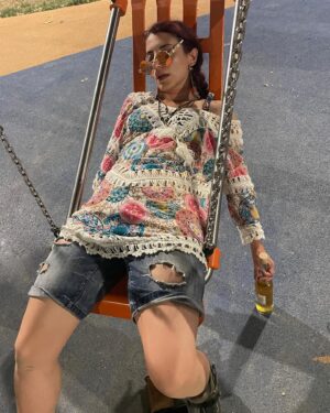 Giulia Bersani Instagram - Dato che non lo avevo ancora fatto, volevo condividere alcuni momenti del Rimini comics!
Principalmente del primo giorno, dal momento che me lo sono fatta completamente in after!
Partiamo verso le 18:00 dopo una lunga giornata di lavoro, lungo la strada incontriamo almeno 5 lavori in corso che ci rallentano il viaggio di tre ore.
Arriviamo a Rimini alle 4 di notte e a quel punto decidiamo di aspettare gli altri che sarebbero arrivati a breve.
A breve il cazzo, perché quando arrivano iniziano a vedersi le prime luci dell’alba.
E che fai… Non vai in spiaggia a vederti l’alba già che sei sveglio e vestito?
E quindi ci becchiamo questo meraviglioso spettacolo, un’indimenticabile immersione in KH!
Ovviamente abbiamo dormito molto scomodamente in spiaggia rendendoci conto di quanto bruciasse il sole quando era troppo tardi.

Time to pappa! Sotto casa mia hanno aperto un sacco di localini meravigliosi, ce ne è uno un viale oliveti che fa sto polpoburgher che è la fine del mondo!
Quindi ci abbuffiamo, pennichella e verso le 18:00 andiamo in fiera! 

Io e Ivan decidiamo di prendere i roller! Non una buona idea all’andata, ma al ritorno son stati comodissimi quando gli autobus non andavano! E niente… Tana dell’elfo e abbiamo iniziato a bere!

Mi sono di nuovo fatta male al culo cadendo da tipo tre cm… 🥲
Ero troppo stanca quel giorno per ricordarmi altro…  Ah questo era solo il primo giorno.

Credo che l’ultima foto la riutilizzerò perché descrive appieno il mood di questa fiera!
Assieme all’ECCESSIVO CALDO!
Ringrazio @_ivan_scotti_  per ‘ste foto incredibili è riuscito a rendermi una Dea… 😨

#riminicomics #criminicomics #rimini #summer2023 #riminicomics2023 #rollerblades #alba #alcool