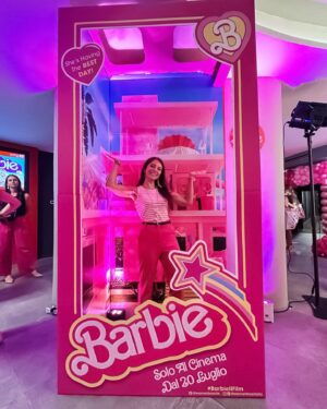 Giulia Bersani Instagram - Ieri ho avuto la fortuna di vedere in anteprima il film di Barbie.
Ammetto che basandomi solo sul trailer mi sembrava l’ennesima trashata americana… Invece non è affatto l’ennesima! Il film mi è piaciuto molto, mi sono decisamente ricreduta.
Ha fatto molto ridere e molto riflettere! 
Lo consiglio a tutti! Esce domani, non perdetevelo!

Ma poi che felicità nel ricevere un botto di regalini! LA BARBIE!!!
Ed era tutto ROSA! Siamo d’accordo che il ROSA sia il colore più bello di sempre?
Quando andrete a vederlo fatemi sapere!

#barbieilfilm #Barbie #PINK