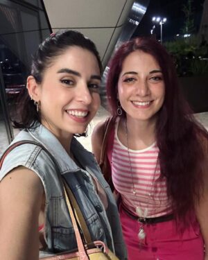 Giulia Bersani Instagram - Ieri ho avuto la fortuna di vedere in anteprima il film di Barbie.
Ammetto che basandomi solo sul trailer mi sembrava l’ennesima trashata americana… Invece non è affatto l’ennesima! Il film mi è piaciuto molto, mi sono decisamente ricreduta.
Ha fatto molto ridere e molto riflettere! 
Lo consiglio a tutti! Esce domani, non perdetevelo!

Ma poi che felicità nel ricevere un botto di regalini! LA BARBIE!!!
Ed era tutto ROSA! Siamo d’accordo che il ROSA sia il colore più bello di sempre?
Quando andrete a vederlo fatemi sapere!

#barbieilfilm #Barbie #PINK