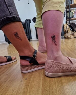 Giulia Bersani Instagram - Concludo dopo un mese la serie di fotine riguardanti la vacanza a Lisbona.
Per renderla del tutto perfetta io e l’odiosa abbiamo deciso di farci un tatuaggino prima di partire!
Ci stavamo pensando da un sacco di tempo ma non abbiamo mai avuto la possibilità di farlo, soprattutto di essere insieme!
E dato che avevamo tre ore di buco prima di partire abbiamo cercato il primo tatuatore aperto disponibile! Ed ecco fatto! Avevo un’ansia incredibile avendo sia la fobia del sangue che degli aghi, e fino a quando l’odiosa non mi ha trascinata non mi sono mai azzardata!
Ma è stato bellissimo sapere che non mi ha dato nessun problema! Ora finalmente posso riempirmi come ho sempre desiderato! ❤️
Bisogna solo trovare il tempo… E organizzarsi…
Ah abbiamo fatto una medusina perché siamo andate all’acquario e ci sono piaciute tanto. Siamo persone estremamente semplici! u.u 
Adesso qualcosa di piccolo per provare, domani qualcosa di figo! 😍 
Comunque ci siamo portate a casa un souvenir indimenticabile!

Qual è stato il vostro primo tatuaggio? Son curiosissima!

#tattoo #lisbona  #lisboa🇵🇹