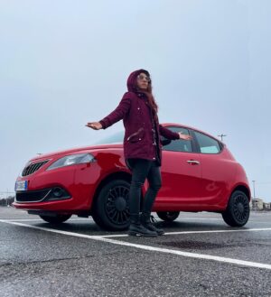 Giulia Bersani Instagram - Non pensavo questo giorno sarebbe mai arrivato, invece è successo:
Ho fatto il grande passo e ho finalmente acquistato un auto. 
Non pensavo a Milano ne avrei mai avuto bisogno, invece è di una comodità assurda… Non dover più prendere i mezzi pubblici e ammalarsi per gli sbalzi di temperatura e le persone che ti tossiscono a 2 cm dalla faccia senza manco mettersi la mano davanti alla bocca essendosi ormai abituate alla mascherina…
Non prendersi più l’acqua in monopattino… NON DOVER PIÙ DIPENDERE DA NESSUNO… Credo ne valga la pena… 
Certo ha tantissimi contro, e uno di questi è il prezzo… Ma credo riuscirò a sfruttarla al meglio.
Adesso non ho più scuse né per la falesia né per le gite fuori porta.
Desideravo poter finalmente alzarmi dal letto la mattina, decidere un posto in cui andare ed effettivamente andarci senza dover controllare gli orari del treno! Insomma che bella l’indipendenza!
Appunto ieri mi sono alzata, ho visto che fuori pioveva e me ne sono andata a fare un giro al centro commerciale…
Ovviamente è già sporca lercia perché ieri ha piovuto sabbia…
Ora ho soltanto l’ansia di parcheggiarla da qualche parte e trovarmici i cazzi incisi sulla portiera…
Quanto tempo le diamo?
#car  #newcar #lanciaypsilon #lanciaypsilonhybrid #red