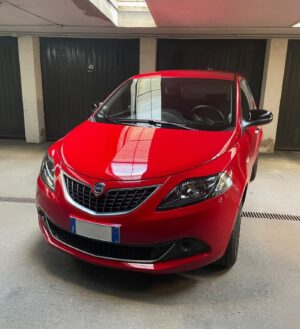 Giulia Bersani Instagram - Non pensavo questo giorno sarebbe mai arrivato, invece è successo:
Ho fatto il grande passo e ho finalmente acquistato un auto. 
Non pensavo a Milano ne avrei mai avuto bisogno, invece è di una comodità assurda… Non dover più prendere i mezzi pubblici e ammalarsi per gli sbalzi di temperatura e le persone che ti tossiscono a 2 cm dalla faccia senza manco mettersi la mano davanti alla bocca essendosi ormai abituate alla mascherina…
Non prendersi più l’acqua in monopattino… NON DOVER PIÙ DIPENDERE DA NESSUNO… Credo ne valga la pena… 
Certo ha tantissimi contro, e uno di questi è il prezzo… Ma credo riuscirò a sfruttarla al meglio.
Adesso non ho più scuse né per la falesia né per le gite fuori porta.
Desideravo poter finalmente alzarmi dal letto la mattina, decidere un posto in cui andare ed effettivamente andarci senza dover controllare gli orari del treno! Insomma che bella l’indipendenza!
Appunto ieri mi sono alzata, ho visto che fuori pioveva e me ne sono andata a fare un giro al centro commerciale…
Ovviamente è già sporca lercia perché ieri ha piovuto sabbia…
Ora ho soltanto l’ansia di parcheggiarla da qualche parte e trovarmici i cazzi incisi sulla portiera…
Quanto tempo le diamo?
#car  #newcar #lanciaypsilon #lanciaypsilonhybrid #red