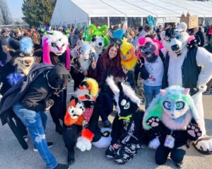 Giulia Bersani Instagram - Comunque a Novegro ho visto un mega gruppone di Furry, non ne avevo mai visti tanti tutti insieme, mi hanno migliorato la giornata! 
Parliamo di quanto siano belli e al tempo stesso di quanto raro sia vederli! Tutti dovrebbero farsi una cultura sui furry, amarli apprezzarli e scappare via con loro!

Ci tenevo a scrivere due paroline anche sulla Novegro.
Erano anni che non partecipavo ad una fiera per il puro gusto di andare in fiera: vedere cose, spendere soldi, incontrare persone, fare amicizia, sfasciarsi d’alcool…
E devo dire che dopo tutti questi anni mi è completamente scemata la magia, pensavo che il problema fosse la stanchezza per via dei firmacopie, invece sto a tutti gli effetti invecchiando… 🥲 Non riesco più a stare troppo tempo in mezzo alla gente, soprattutto quando è troppa come lo è stato domenica! Non sono riuscita a parlare con nessuno, a vedere niente, a spendere i miei soldi in nessuna cazzata, odio urlare e pure dover stare 40 minuti in coda al cesso per poter pisciare!
Se penso che qualche anno fa mi facevo i viaggi della speranza in treno, facevo cosplay al freddo senza ammalarmi, stavo tutto il giorno in piedi senza pisciare né mangiare, urlavo a più non posso senza mai perdere la voce, socializzavo con tipo TUTTI! 
Ah, mi sembra passata un eternità! 
E voi? Vivete le fiere allo stesso modo di sempre o anche il vostro rapporto con la folla è cambiato?
Foto sfascio finale sedute al muro del bagno molto rappresentativa.

Non vi conosco tutti per taggarvi purtroppo, se ci riconoscetw ditemelo che aggiungo!

#furry #novegrocomics  #novegro