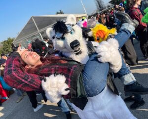Giulia Bersani Instagram - Comunque a Novegro ho visto un mega gruppone di Furry, non ne avevo mai visti tanti tutti insieme, mi hanno migliorato la giornata! 
Parliamo di quanto siano belli e al tempo stesso di quanto raro sia vederli! Tutti dovrebbero farsi una cultura sui furry, amarli apprezzarli e scappare via con loro!

Ci tenevo a scrivere due paroline anche sulla Novegro.
Erano anni che non partecipavo ad una fiera per il puro gusto di andare in fiera: vedere cose, spendere soldi, incontrare persone, fare amicizia, sfasciarsi d’alcool…
E devo dire che dopo tutti questi anni mi è completamente scemata la magia, pensavo che il problema fosse la stanchezza per via dei firmacopie, invece sto a tutti gli effetti invecchiando… 🥲 Non riesco più a stare troppo tempo in mezzo alla gente, soprattutto quando è troppa come lo è stato domenica! Non sono riuscita a parlare con nessuno, a vedere niente, a spendere i miei soldi in nessuna cazzata, odio urlare e pure dover stare 40 minuti in coda al cesso per poter pisciare!
Se penso che qualche anno fa mi facevo i viaggi della speranza in treno, facevo cosplay al freddo senza ammalarmi, stavo tutto il giorno in piedi senza pisciare né mangiare, urlavo a più non posso senza mai perdere la voce, socializzavo con tipo TUTTI! 
Ah, mi sembra passata un eternità! 
E voi? Vivete le fiere allo stesso modo di sempre o anche il vostro rapporto con la folla è cambiato?
Foto sfascio finale sedute al muro del bagno molto rappresentativa.

Non vi conosco tutti per taggarvi purtroppo, se ci riconoscetw ditemelo che aggiungo!

#furry #novegrocomics  #novegro