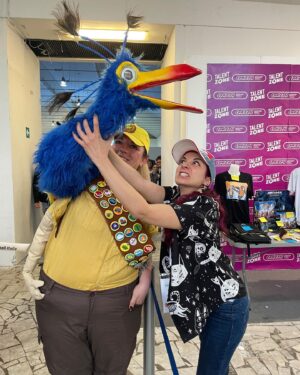 Giulia Bersani Instagram - Mood di oggi: non ho dormito.
Questo può voler dire solo una cosa, meglio che non mi capitino uccellacci tra le mani o gli tiro il collo!
Pasquale fuggi!
Questa è una foto del Comicon ma da oggi fino a domenica potrete trovarmi al Play di Modena! 
Questa cosplayer era incredibile! Kevin meraviglioso! 
Non so chi sia però! 🥲 ma è stato un piacere tirargli il collo!
#comicon #andiamoalplay #piove #piovetanto #nonhodormito #hosonno