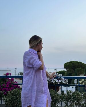 Giulia Mizzoni Instagram - Le foto di Pietro, i fiori, il mare… la pace 🩵🌸🌊

#sperlonga 
#mare 
#pace 
#famiglia 
#relax