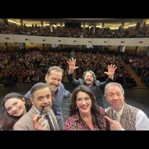 Giulia Ottonello Instagram - ✨#IlMisterodellAssassinoMisterioso ha concluso questa sua nuova stagione domenica scorsa al @teatroolimpicoroma , sono passati pochissimi giorni e già mi manca. Ho adorato tutto e sono davvero grata di aver fatto parte di questa meravigliosa avventura 🤩✨✨✨ Grazie a tutti di vero cuore 🙏❤️😘 
Mi mancava un po’ il teatro e non avrei potuto sperare di meglio nel tornare sul palco. L’affetto e la partecipazione delle migliaia di persone che sono venute a vedere questo meraviglioso spettacolo, sono stati a dir poco incredibili.
Il gruppo con cui ho condiviso questa spassosissima esperienza di grande crescita, ha superato anche lei mie più ottimistiche speranze 💖✨✨✨Grazie grazie Grazieee 😂
@lillo_e_greg 
@lillopetrolo 
@greg_claudiogregori 
@vania_dellabidia 
@fiorini69 
@luckytobeluca 
@claudiopiccolotto 
@robertoimbriale ✨