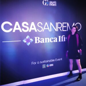 Giulia Ottonello Instagram - Giornate intense quelle passate a #Sanremo , correndo avanti indietro per le strade principali della città che in questa super settimana si trasforma nella “capitale” della musica italiana. Grazie 🙏 
Grazie per aver potuto cantare a @casasanremolivebox @casasanremo , grazie a tutte le persone che ho incontrato e con cui c’è stato uno scambio, anche se breve, mi sento più ricca. Grazie a tutti i giornalisti, a tutte le radio, a tutti quelli che hanno condiviso la mia musica e parlato del mio percorso artistico. Grazie a te @iva.stjepanovic che sei veramente cazzutissima ed instancabile, grazie @sorrymom.it @benextmusic.it @marcobiondi55 @lukebernardoni , grazie a @forzafra e @voloaltissimo_real per aver condiviso un po’ di strada insieme. Grazie a @francescoarpino e @proddk , eravate sempre con me. Super grazie a tutti quelli che mi seguono ancora dopo vent’anni e che come me non mollano mai, tolti i momenti in cui si esagera con i legumi…solo amore🙏✨✨✨💖