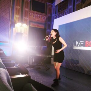 Giulia Ottonello Instagram - Giornate intense quelle passate a #Sanremo , correndo avanti indietro per le strade principali della città che in questa super settimana si trasforma nella “capitale” della musica italiana. Grazie 🙏 
Grazie per aver potuto cantare a @casasanremolivebox @casasanremo , grazie a tutte le persone che ho incontrato e con cui c’è stato uno scambio, anche se breve, mi sento più ricca. Grazie a tutti i giornalisti, a tutte le radio, a tutti quelli che hanno condiviso la mia musica e parlato del mio percorso artistico. Grazie a te @iva.stjepanovic che sei veramente cazzutissima ed instancabile, grazie @sorrymom.it @benextmusic.it @marcobiondi55 @lukebernardoni , grazie a @forzafra e @voloaltissimo_real per aver condiviso un po’ di strada insieme. Grazie a @francescoarpino e @proddk , eravate sempre con me. Super grazie a tutti quelli che mi seguono ancora dopo vent’anni e che come me non mollano mai, tolti i momenti in cui si esagera con i legumi…solo amore🙏✨✨✨💖