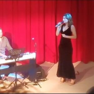 Giulia Ottonello Instagram - Grazie a @gilles.settenote che mi ha inviato questo video di quando ho cantato #People (che adoro) da #FunnyGirl (che adoro) #BarbraStreisand (che adoro) , accompagnata dal bravissimo @riccardo_vighesso durante la serata finale di sabato scorso del @volavoce_festival_italia creato da @dinovighesso 
Condivido con voi questo momento, grazie✨