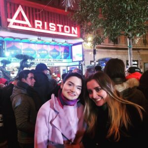 Giulia Ottonello Instagram - Giornate intense quelle passate a #Sanremo , correndo avanti indietro per le strade principali della città che in questa super settimana si trasforma nella “capitale” della musica italiana. Grazie 🙏 
Grazie per aver potuto cantare a @casasanremolivebox @casasanremo , grazie a tutte le persone che ho incontrato e con cui c’è stato uno scambio, anche se breve, mi sento più ricca. Grazie a tutti i giornalisti, a tutte le radio, a tutti quelli che hanno condiviso la mia musica e parlato del mio percorso artistico. Grazie a te @iva.stjepanovic che sei veramente cazzutissima ed instancabile, grazie @sorrymom.it @benextmusic.it @marcobiondi55 @lukebernardoni , grazie a @forzafra e @voloaltissimo_real per aver condiviso un po’ di strada insieme. Grazie a @francescoarpino e @proddk , eravate sempre con me. Super grazie a tutti quelli che mi seguono ancora dopo vent’anni e che come me non mollano mai, tolti i momenti in cui si esagera con i legumi…solo amore🙏✨✨✨💖