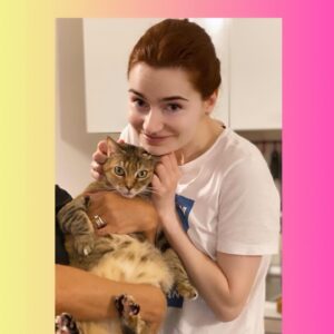 Giulia Ottonello Instagram - Durante la tournée estiva di #Cats nel 2011 con la @compagniadellarancia , ci ritrovavamo tutti in pullman, ad un certo punto abbiamo incominciato a sentire un miagolio lontano, sottile ma presente…ci fermiamo ed incominciamo a controllare tutto il pullman, quando finalmente troviamo una scricciolina nello spazio della ruota di scorta, dentro la ruota di scorta. Con tanta delicatezza e pazienza  la prendiamo, con cibo ed acqua, capiamo che è una gattina di pochissime settimane e che diventerà fin da subito la mascotte di Cats, dei gatti Jellicle, per questo motivo è stata chiamata Jelly💖🐾
In poche ore Jelly trovò una famiglia che la salvò dalla strada dove avrebbe vissuto una vita in costante pericolo e dove probabilmente non sarebbe nemmeno riuscita a crescere se la “fortuna” non fosse stata dalla sua parte. La famiglia che la salvò è la mia famiglia, così grazie a mia zia e suo marito, Jelly ha vissuto una vita che quando era impaurita e denutrita in quella ruota di scorta, non avrebbe neanche mai immaginato di poter vivere. A volte i miracoli accadono, in questo mondo al collasso, pieno di violenza e morte, a volte la luce si vede ancora, ed è a quella luce che bisogna aggrapparsi con tutte lo forze, è per quella luce che bisogna resistere. Cara Jelly (2011-2023), ovunque tu sia ora✨, da parte di tutta la comunità dei #Jellicle ,grazie per questi oltre 12 anni d’amore🐾 
Oggi, la vera rivoluzione è l’amore e la gentilezza, siate rivoluzionari 🙏
#GiornataInternazionaleperiDirittidegliAnimali
#Bastaviolenzasuglianimali