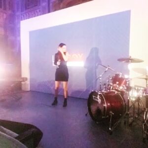 Giulia Ottonello Instagram - Giornate intense quelle passate a #Sanremo , correndo avanti indietro per le strade principali della città che in questa super settimana si trasforma nella “capitale” della musica italiana. Grazie 🙏 
Grazie per aver potuto cantare a @casasanremolivebox @casasanremo , grazie a tutte le persone che ho incontrato e con cui c’è stato uno scambio, anche se breve, mi sento più ricca. Grazie a tutti i giornalisti, a tutte le radio, a tutti quelli che hanno condiviso la mia musica e parlato del mio percorso artistico. Grazie a te @iva.stjepanovic che sei veramente cazzutissima ed instancabile, grazie @sorrymom.it @benextmusic.it @marcobiondi55 @lukebernardoni , grazie a @forzafra e @voloaltissimo_real per aver condiviso un po’ di strada insieme. Grazie a @francescoarpino e @proddk , eravate sempre con me. Super grazie a tutti quelli che mi seguono ancora dopo vent’anni e che come me non mollano mai, tolti i momenti in cui si esagera con i legumi…solo amore🙏✨✨✨💖