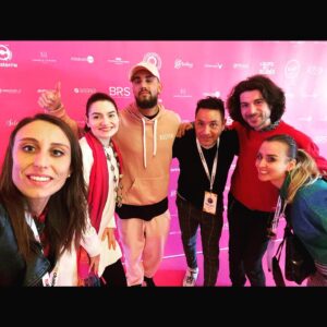 Giulia Ottonello Instagram - Giornate intense quelle passate a #Sanremo , correndo avanti indietro per le strade principali della città che in questa super settimana si trasforma nella “capitale” della musica italiana. Grazie 🙏 
Grazie per aver potuto cantare a @casasanremolivebox @casasanremo , grazie a tutte le persone che ho incontrato e con cui c’è stato uno scambio, anche se breve, mi sento più ricca. Grazie a tutti i giornalisti, a tutte le radio, a tutti quelli che hanno condiviso la mia musica e parlato del mio percorso artistico. Grazie a te @iva.stjepanovic che sei veramente cazzutissima ed instancabile, grazie @sorrymom.it @benextmusic.it @marcobiondi55 @lukebernardoni , grazie a @forzafra e @voloaltissimo_real per aver condiviso un po’ di strada insieme. Grazie a @francescoarpino e @proddk , eravate sempre con me. Super grazie a tutti quelli che mi seguono ancora dopo vent’anni e che come me non mollano mai, tolti i momenti in cui si esagera con i legumi…solo amore🙏✨✨✨💖