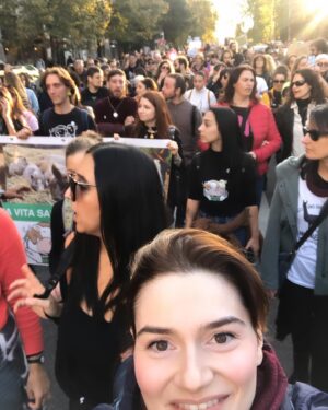 Giulia Ottonello Instagram - In questi giorni si scopre dell’ennesimo femminicidio, guerre terrificanti nel mondo, e molto molto altro. Un momento storico che vive appeso ad un filo. La violenza in qualsiasi modo decida di presentarsi, anche travestendosi, è sempre tremenda, è inaccettabile. Che alle soglie del 2024 questo sia lo scenario apocalittico che ci riguarda, si perché ci riguarda tutti, mi devasta. Ed è da anni che in questi momenti di grande sconforto mi domando come l’essere umano possa iniziare davvero a rispettare il diritto alla vita e al benessere  degli animali, quando non è nemmeno in grado di farlo verso gli altri esseri umani. Ieri questa stessa riflessione l’ho sentita fare da uno degli attivisti che sono intervenuti con dichiarazioni davvero profonde ed importanti durante la manifestazione pacifica che si è svolta a Roma. Quando ho sentito questa riflessione detta ad alta voce da un’altra persona che parlava ad un fiume in piena formato da migliaia di cuori liberi che pensano lo stesso, ho capito davvero che in moltissimi sono in questa resistenza contro la normalizzazione della violenza e della morte. Avere una visione antispecista potrebbe aiutare, di generazione in generazione, l’affermazione di gentilezza, rispetto e amore…valori che non sembrano per niente di moda ora. Per quanto possa sembrare utopistico, non sono l’unica persona a pensarlo e questo mi riempie di speranza e resilienza. 
#CuoriLiberi
#giulemanidaisantuari 
#bekind 
#GoVegan
@retedeisantuari_official 
@progettocuoriliberi_odv 
@capraliberatutti 
@rifugio_hope 
@animaliberaction 
…e tutti quanti gli altri rifugi 
@lav_italia 
@animalequalityitalia 
@essereanimali 
@giuliainnocenz 
@vitadacani__official 
Grazie a tutti voi che ogni giorno siete in prima linea, coltivando un passo alla volta la nascita di un cambiamento 🙏
