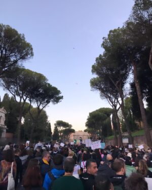 Giulia Ottonello Instagram - In questi giorni si scopre dell’ennesimo femminicidio, guerre terrificanti nel mondo, e molto molto altro. Un momento storico che vive appeso ad un filo. La violenza in qualsiasi modo decida di presentarsi, anche travestendosi, è sempre tremenda, è inaccettabile. Che alle soglie del 2024 questo sia lo scenario apocalittico che ci riguarda, si perché ci riguarda tutti, mi devasta. Ed è da anni che in questi momenti di grande sconforto mi domando come l’essere umano possa iniziare davvero a rispettare il diritto alla vita e al benessere  degli animali, quando non è nemmeno in grado di farlo verso gli altri esseri umani. Ieri questa stessa riflessione l’ho sentita fare da uno degli attivisti che sono intervenuti con dichiarazioni davvero profonde ed importanti durante la manifestazione pacifica che si è svolta a Roma. Quando ho sentito questa riflessione detta ad alta voce da un’altra persona che parlava ad un fiume in piena formato da migliaia di cuori liberi che pensano lo stesso, ho capito davvero che in moltissimi sono in questa resistenza contro la normalizzazione della violenza e della morte. Avere una visione antispecista potrebbe aiutare, di generazione in generazione, l’affermazione di gentilezza, rispetto e amore…valori che non sembrano per niente di moda ora. Per quanto possa sembrare utopistico, non sono l’unica persona a pensarlo e questo mi riempie di speranza e resilienza. 
#CuoriLiberi
#giulemanidaisantuari 
#bekind 
#GoVegan
@retedeisantuari_official 
@progettocuoriliberi_odv 
@capraliberatutti 
@rifugio_hope 
@animaliberaction 
…e tutti quanti gli altri rifugi 
@lav_italia 
@animalequalityitalia 
@essereanimali 
@giuliainnocenz 
@vitadacani__official 
Grazie a tutti voi che ogni giorno siete in prima linea, coltivando un passo alla volta la nascita di un cambiamento 🙏