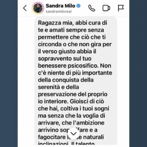 Giulia Ottonello Instagram - Signora Sandra, dolcissima e luminosissima anima, grazie davvero per tutto, ti abbraccio forte e sono sicura che la tua luce resterà sempre intensa e forte. Grazie per tutto, anche quando, leggendo un mio post dove raccontavo di momenti bui e di grande sconforto, Tu, dal nulla, hai deciso di scrivermi. Grazie Sandra 🙏💖✨✨✨