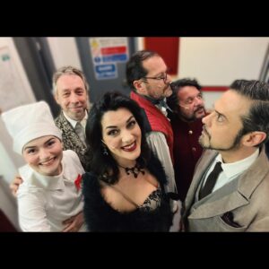 Giulia Ottonello Instagram - ✨#IlMisterodellAssassinoMisterioso ha concluso questa sua nuova stagione domenica scorsa al @teatroolimpicoroma , sono passati pochissimi giorni e già mi manca. Ho adorato tutto e sono davvero grata di aver fatto parte di questa meravigliosa avventura 🤩✨✨✨ Grazie a tutti di vero cuore 🙏❤️😘 
Mi mancava un po’ il teatro e non avrei potuto sperare di meglio nel tornare sul palco. L’affetto e la partecipazione delle migliaia di persone che sono venute a vedere questo meraviglioso spettacolo, sono stati a dir poco incredibili.
Il gruppo con cui ho condiviso questa spassosissima esperienza di grande crescita, ha superato anche lei mie più ottimistiche speranze 💖✨✨✨Grazie grazie Grazieee 😂
@lillo_e_greg 
@lillopetrolo 
@greg_claudiogregori 
@vania_dellabidia 
@fiorini69 
@luckytobeluca 
@claudiopiccolotto 
@robertoimbriale ✨
