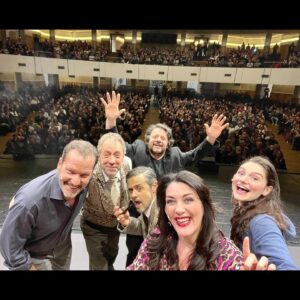 Giulia Ottonello Instagram - ✨#IlMisterodellAssassinoMisterioso ha concluso questa sua nuova stagione domenica scorsa al @teatroolimpicoroma , sono passati pochissimi giorni e già mi manca. Ho adorato tutto e sono davvero grata di aver fatto parte di questa meravigliosa avventura 🤩✨✨✨ Grazie a tutti di vero cuore 🙏❤️😘 
Mi mancava un po’ il teatro e non avrei potuto sperare di meglio nel tornare sul palco. L’affetto e la partecipazione delle migliaia di persone che sono venute a vedere questo meraviglioso spettacolo, sono stati a dir poco incredibili.
Il gruppo con cui ho condiviso questa spassosissima esperienza di grande crescita, ha superato anche lei mie più ottimistiche speranze 💖✨✨✨Grazie grazie Grazieee 😂
@lillo_e_greg 
@lillopetrolo 
@greg_claudiogregori 
@vania_dellabidia 
@fiorini69 
@luckytobeluca 
@claudiopiccolotto 
@robertoimbriale ✨