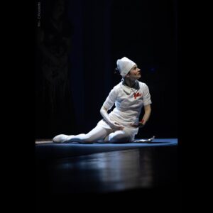 Giulia Ottonello Instagram - ✨#IlMisterodellAssassinoMisterioso ha concluso questa sua nuova stagione domenica scorsa al @teatroolimpicoroma , sono passati pochissimi giorni e già mi manca. Ho adorato tutto e sono davvero grata di aver fatto parte di questa meravigliosa avventura 🤩✨✨✨ Grazie a tutti di vero cuore 🙏❤️😘 
Mi mancava un po’ il teatro e non avrei potuto sperare di meglio nel tornare sul palco. L’affetto e la partecipazione delle migliaia di persone che sono venute a vedere questo meraviglioso spettacolo, sono stati a dir poco incredibili.
Il gruppo con cui ho condiviso questa spassosissima esperienza di grande crescita, ha superato anche lei mie più ottimistiche speranze 💖✨✨✨Grazie grazie Grazieee 😂
@lillo_e_greg 
@lillopetrolo 
@greg_claudiogregori 
@vania_dellabidia 
@fiorini69 
@luckytobeluca 
@claudiopiccolotto 
@robertoimbriale ✨
