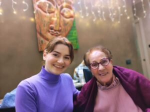 Giulia Ottonello Instagram - Come ogni anno mantengo questa tradizione della foto con mia nonna Franca durante le festività natalizie. Perché lei (quasi 91!), come l’ultimo dei Mohicani 🤩, mi ricorda una parte di quelle che sono le mie origini, e da dove, sempre in parte 🙂, tutto ebbe inizio. 
Io mi ripeto, e mi ripeterò finché avrò fiato sulla questione del rispetto e della gentilezza con tutti e tutto✨. La vera rivoluzione oggi è amare, perdonare e rispettare profondamente il nostro pianeta e tutti gli esseri viventi che lo abitano, animali compresi, e visto il periodo storico che viviamo vale ancora di più! 
Che il 2024 sia Rinascita, una luminosa, vibrante rinascita per tutti noi✨
Non dimenticarti mai di Risplendere ✨
Con Amore
Giulia
#Rinascita✨
#Gratitudine🙏
#Amore💖
#Rispetto🙌🏻
#GoVegan🌱
#Natale2023🎄
#Rispledi🌟
#BastaBottiaCapodanno🛑